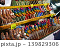 夏祭りのチョコバナナが屋台で並んで。美味しそうで 139829306
