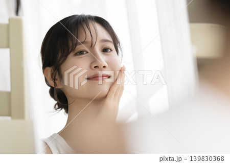 鏡を見ながら微笑む若い女性 139830368
