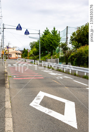信号のない横断歩道と標識 139830376