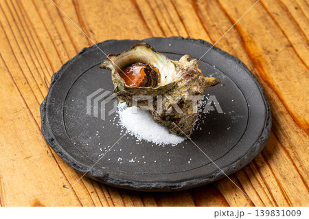 サザエ壺焼き 磯の香り広がる海鮮炭火焼き料理 139831009