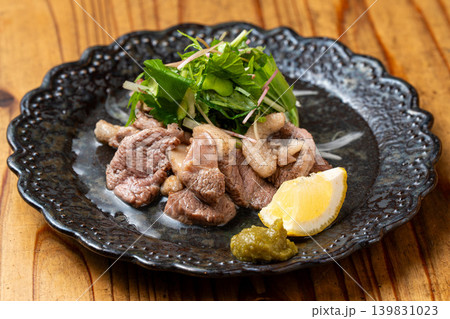 河内かもタタキ 香ばしく炙った鴨肉の創作和食 河内かもタタキ 香ばしく炙った鴨肉の創作和食 139831023