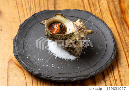 サザエ壺焼き 磯の香り広がる海鮮炭火焼き料理 139831027