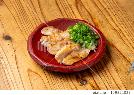 豚トロ炙り 香ばしく焼き上げた人気豚肉料理 豚トロ炙り 香ばしく焼き上げた人気豚肉料理 139831028