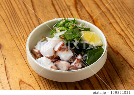 たこぶつ 新鮮なタコを味わう海鮮刺身料理 139831031