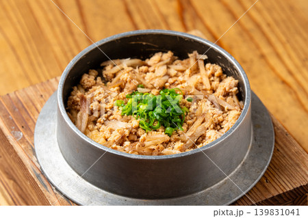 鶏そぼろとごぼうの釜飯 出汁香る炊き込みご飯料理 鶏そぼろとごぼうの釜飯 出汁香る炊き込みご飯料理 139831041