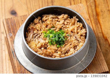 鶏そぼろとごぼうの釜飯 出汁香る炊き込みご飯料理 鶏そぼろとごぼうの釜飯 出汁香る炊き込みご飯料理 139831042