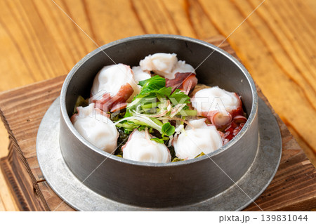 タコの釜飯 タコの旨味が広がる海鮮炊き込みご飯 タコの釜飯 タコの旨味が広がる海鮮炊き込みご飯 139831044