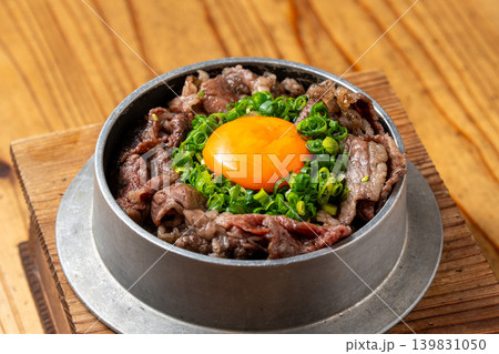 炙り和牛すき焼き釜飯 贅沢な和牛を味わう炊き込みご飯 炙り和牛すき焼き釜飯 贅沢な和牛を味わう炊き込みご飯 139831050