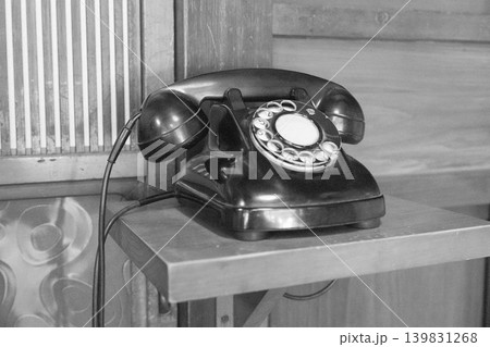 【昭和レトロ】黒電話（白黒） 139831268