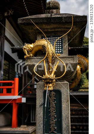 寺院の金龍と伝統建築 日本文化・観光イメージ 寺院の金龍と伝統建築 日本文化・観光イメージ 139831320