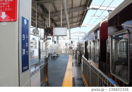 阪急今津駅に停車する西宮北口行き普通電車 139831326
