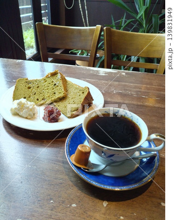 レトロな喫茶店のコーヒーとシフォンケーキ レトロな喫茶店のコーヒーとシフォンケーキ 139831949