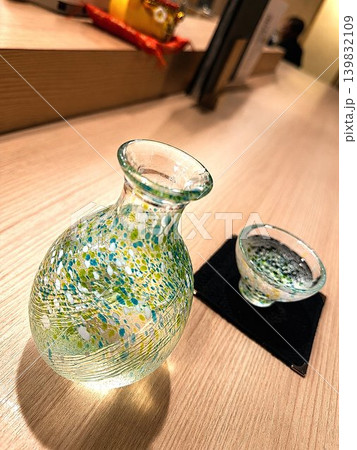 ガラス徳利とお猪口の日本酒イメージ 和モダン背景素材 ガラス徳利とお猪口の日本酒イメージ 和モダン背景素材 139832109