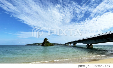 沖縄県北部 古宇利大橋とエメラルドグリーンの海 絶景 やんばる 古宇利島 139832425
