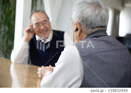 補聴器を付けて会話する日本人のシニア男性 補聴器を付けて会話する日本人のシニア男性 139832940
