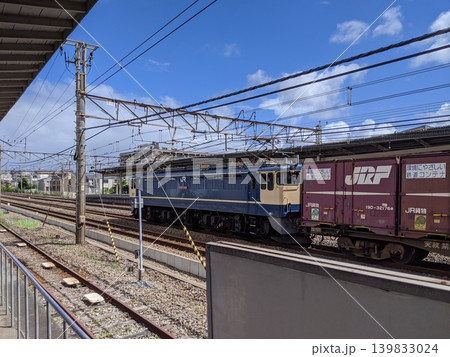 駅を通過する貨物列車 駅を通過する貨物列車 139833024