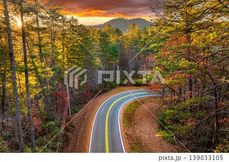 Blue Ridge Parkway in full autumn splendor. North Carolina mountain highway lined with brilliant red, orange, and gold foliage 139833105