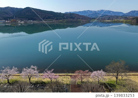 岩手県御所湖畔の桜並木と山岳リフレクションを捉えた空撮写真 139833253
