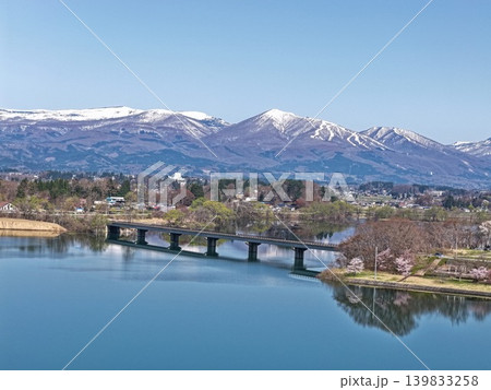 岩手県御所湖と残雪の山並みを望む春の空撮写真 岩手県御所湖と残雪の山並みを望む春の空撮写真 139833258