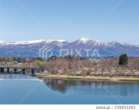 岩手県御所湖沿いの桜並木と残雪の山々を望む空撮写真 岩手県御所湖沿いの桜並木と残雪の山々を望む空撮写真 139833262