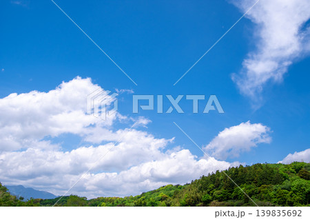 青い空と白い雲《背景素材》 139835692