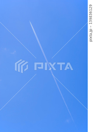 青空と飛行機雲 139836129