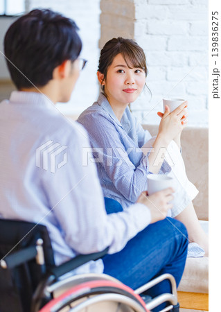 車椅子の男性と女性 若いカップル 車椅子の男性と女性 若いカップル 139836275