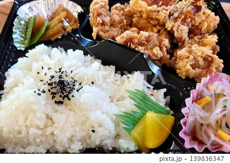 お昼ご飯にぴったりな定番のから揚げ弁当 139836347