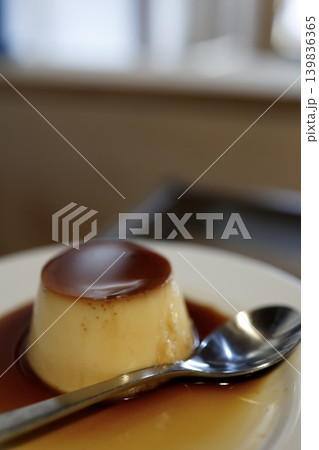プリン。白いお皿。カラメルソース。スプーン付き。デザート。 139836365