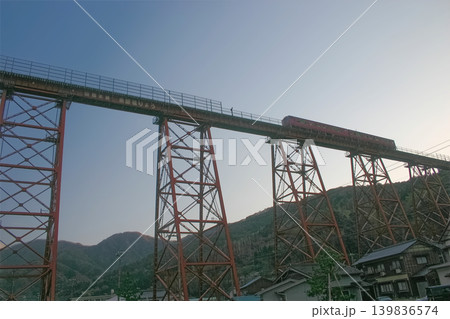 兵庫県香美町の旧余部鉄橋(トレッスル橋)を通過するディーゼル車両と夕景の復元カット 兵庫県香美町の旧余部鉄橋(トレッスル橋)を通過するディーゼル車両と夕景の復元カット 139836574