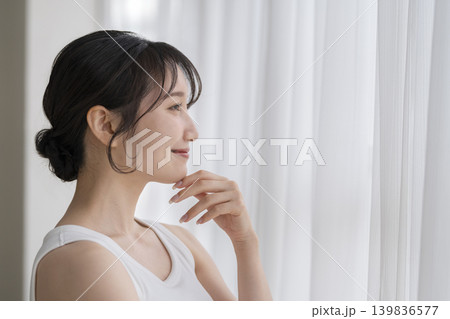 窓辺で微笑む若い女性　横顔 139836577