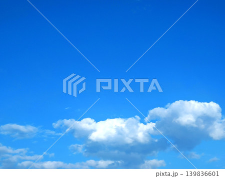 青空に浮かぶ白い雲と爽やかな夏空 139836601