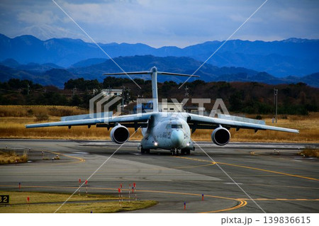 国内の航空産業の技術育成も開発目的… 美保基地の国産大型輸送機【C-2】 139836615