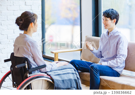 車椅子の女性と男性 若いカップル  139836662