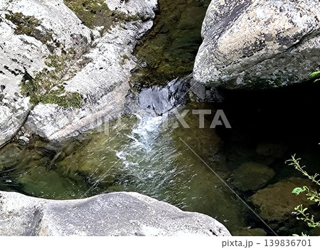 岩場を流れる渓流と静かな水辺の風景 岩場を流れる渓流と静かな水辺の風景 139836701