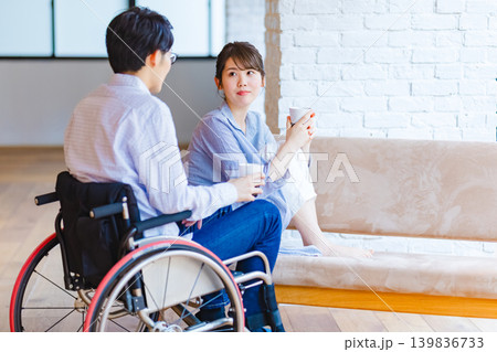 車椅子の男性と女性 若いカップル 車椅子の男性と女性 若いカップル 139836733