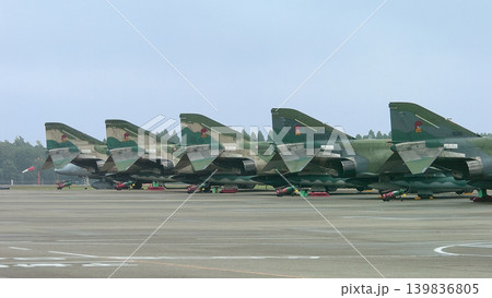 エプロンに並ぶ航空自衛隊RF-4EファントムⅡ偵察機 139836805
