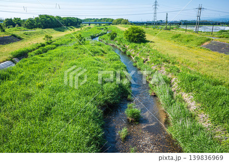 奥琵琶湖の田園地帯を流れる清流 知内川 滋賀県高島市マキノ町 奥琵琶湖の田園地帯を流れる清流 知内川 滋賀県高島市マキノ町 139836969