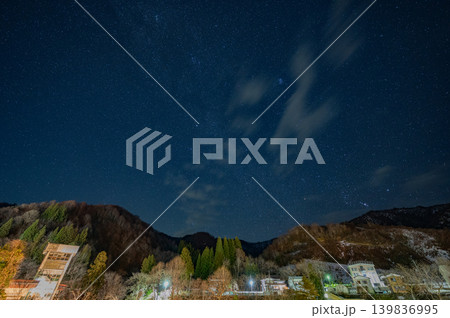 奥只見・夜の山里と輝く冬の星空(新潟県) 奥只見・夜の山里と輝く冬の星空(新潟県) 139836995