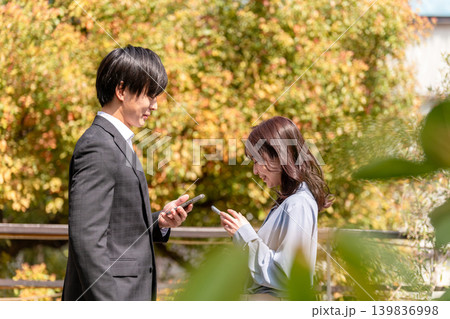 初めての出会い、初デートで挨拶をする若い男女 初めての出会い、初デートで挨拶をする若い男女 139836998