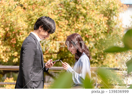 初めての出会い、初デートで挨拶をする若い男女 初めての出会い、初デートで挨拶をする若い男女 139836999