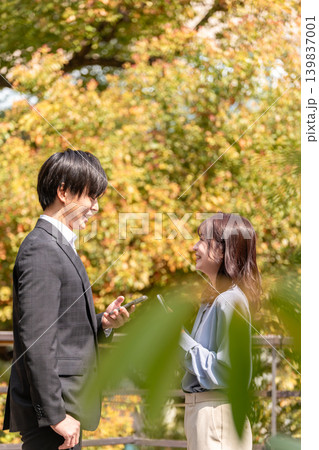 初めての出会い、初デートで挨拶をする若い男女 初めての出会い、初デートで挨拶をする若い男女 139837001