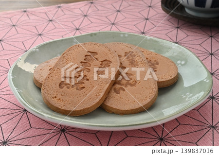 割れ玉子せんべい 割れ玉子せんべい 139837016