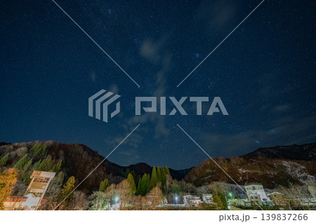 奥只見・深山の集落と冬の星空(新潟県・星景写真) 奥只見・深山の集落と冬の星空(新潟県・星景写真) 139837266