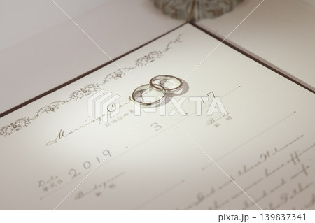 結婚指輪と結婚証明書の結婚式イメージ画像 結婚指輪と結婚証明書の結婚式イメージ画像 139837341