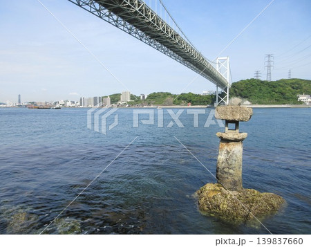 和布刈神社の石灯籠と関門橋！福岡県北九州市門司区 139837660