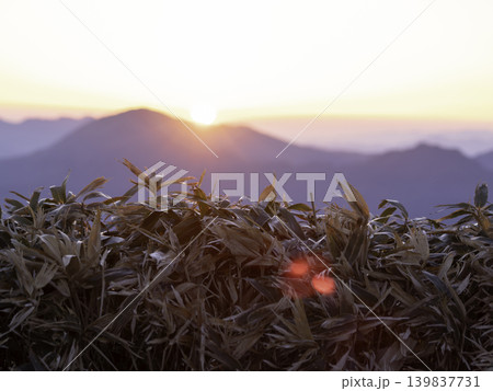 御来光の瞬間。遠くの山嶺から昇る美しい太陽と朝焼け 御来光の瞬間。遠くの山嶺から昇る美しい太陽と朝焼け 139837731