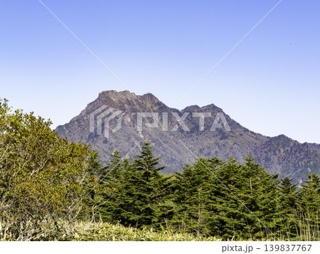 朝陽に染まる石鎚山。神々しいモルゲンロートと美しき四国山脈の風景 朝陽に染まる石鎚山。神々しいモルゲンロートと美しき四国山脈の風景 139837767