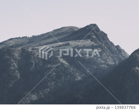 霊峰石鎚山系 瓶ヶ森(女山・男山):新緑と笹に覆われた名峰 霊峰石鎚山系 瓶ヶ森(女山・男山):新緑と笹に覆われた名峰 139837768