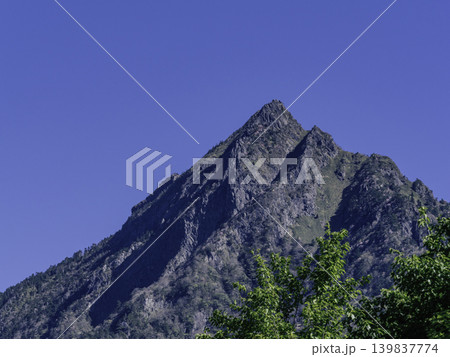 石鎚山の最高峰・天狗岳:新緑とアケボノツツジが彩る峻険な山容 石鎚山の最高峰・天狗岳:新緑とアケボノツツジが彩る峻険な山容 139837774